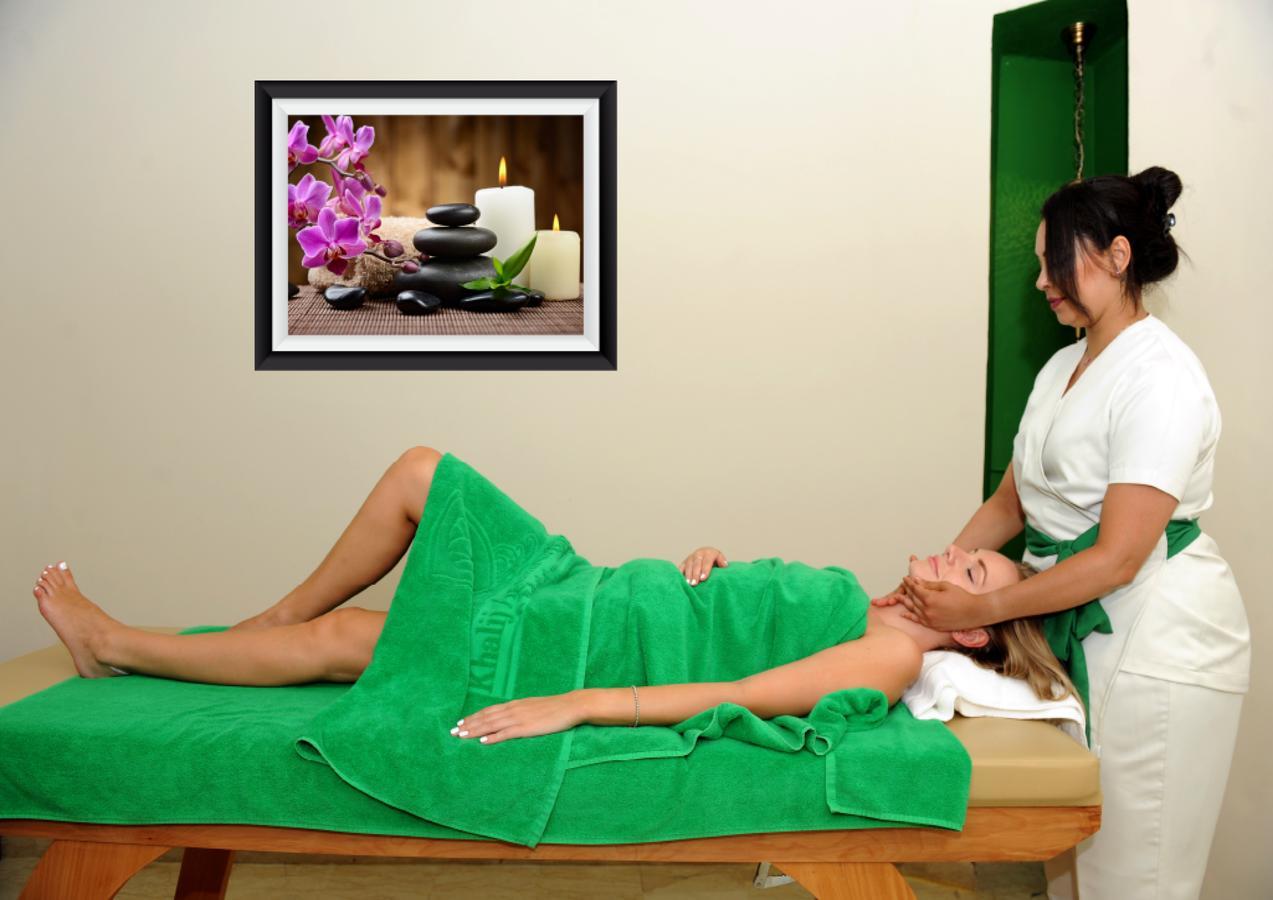 Hotel Prestige Agadir Boutique & Spa Dış mekan fotoğraf A woman receiving a head massage